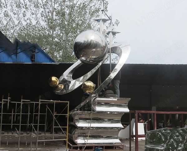 不銹鋼雕塑的優(yōu)勢有什么？